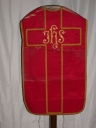 Ornement rouge 1 : chasuble, étole, manipule, bourse de corporal et voile de calice