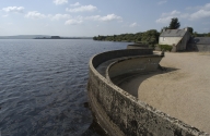 Barrage, réservoir et ancienne centrale atomique dite "centrale des monts d'Arrée", Nestavel (Brennilis)