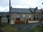 Alignement de maisons, la Motte (Saint-Pierre-de-Plesguen fusionnée en Mesnil-Roc'h en 2019)