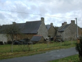 Alignement de maisons, la Motte (Saint-Pierre-de-Plesguen fusionnée en Mesnil-Roc'h en 2019)