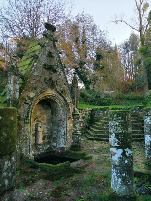 Fontaine de dévotion Notre-Dame, Quelven (Guern)