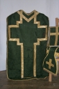 Ornement vert : chasuble, étole, manipule, bourse de corporal, la Chapelle des Domaines (Maure-de-Bretagne fusionnée en Val d'Anast en 2017)