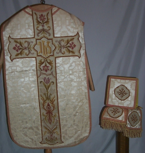 Ornement blanc 6 : chasuble, bourse de corporal, étole, manipule