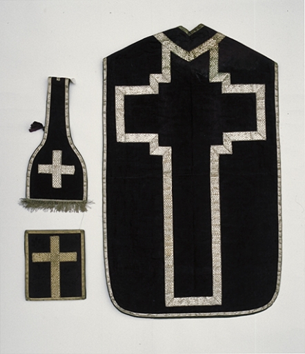 Ornement violet 4 : chasuble, manipule, bourse de corporal (Maure-de-Bretagne fusionnée en Val d'Anast en 2017)