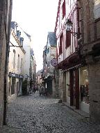 Rues des Halles et du Bienheureux Père René Rogue, anciennement rues Latine, de la Letterie et de la paticerie (Vannes)