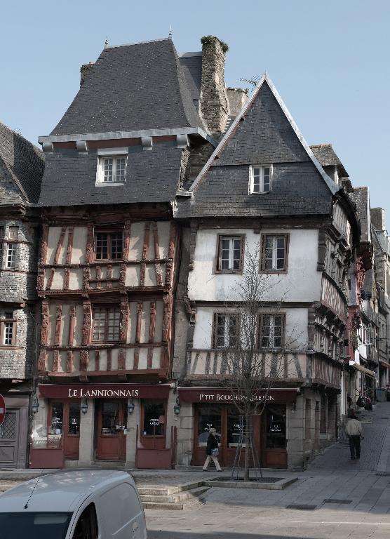Maison à boutique à pans de bois du 16e siècle, 33 place Général-Leclerc (Lannion)