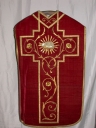 Ornement rouge 3 : chasuble, étole, manipule, bourse de corporal et voile de calice