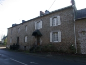 Maisons, alignement de trois logis, la Fontaine Guy (Le Pertre)
