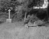 Fontaine de dévotion Notre-Dame des fleurs et croix monumentale (Lanouée fusionnée en Forges de Lanouée en 2019)