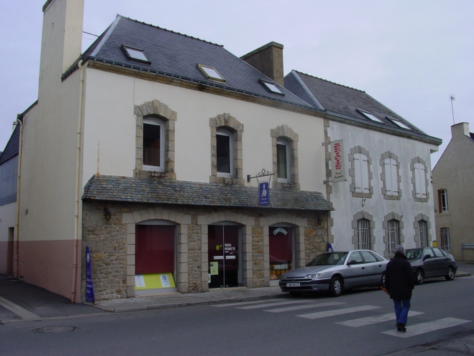 Maison, place de la République (Etel)