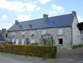 Alignement de deux maisons, la Ville Eude (Meillac)
