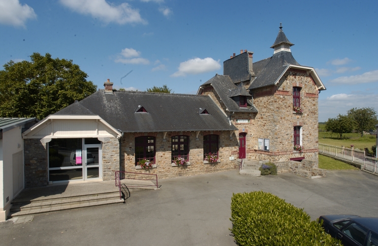 Ancienne école primaire de filles, actuellement mairie, 1 place des Croisettes (Andouillé-Neuville)