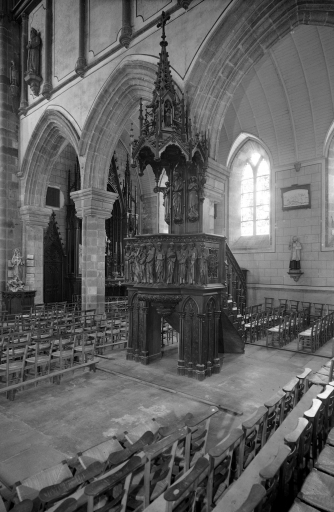 Ensemble de mobilier néo-gothique : 3 autels, stalles, lambris de hauteur, clôture, chaire à prêcher, 2 confessionnaux, chemin de croix (Bazouges-la-Pérouse)