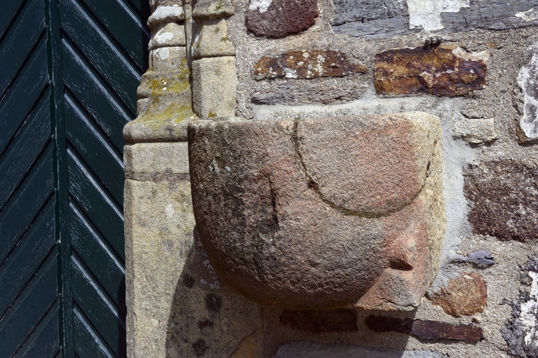 Bénitier d'applique, église Saint-Martin (Saint-Martin-sur-Oust)