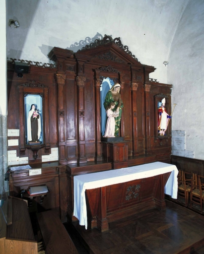 Ensemble de l'autel secondaire nord : autel, gradin, tabernacle, retable, 2 degrés