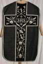 Ornement noir 2 : chasuble, bourse de corporal, étole, manipule, voile de calice