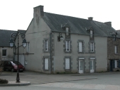 Maison, 3-5 place de la Mairie (Pleugueneuc)