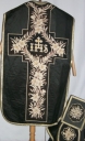 Ornement noir 4 : chasuble, bourse de corporal, voile de calice, étole, manipule