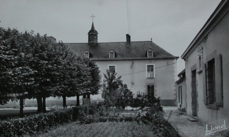 Hospice, actuellement maison de retraite La Providence, 39 rue Jean de Gennes (Gennes-sur-Seiche)
