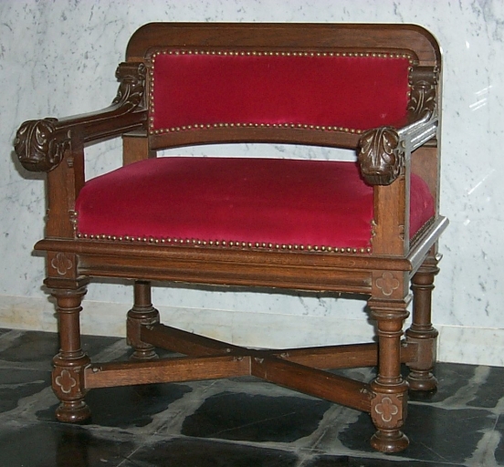 Ensemble d'un fauteuil de célébrant et de 7 tabourets d'église