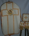Ornement blanc 2 : chasuble, bourse de corporal, étole, manipule, voile de calice