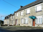 Alignement de maisons, la Ville Joie (Le Tronchet)