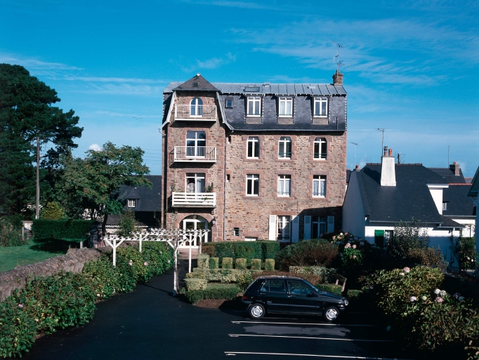 Hôtel de voyageurs (pension de famille) dit le Clos d'Armor, 46 boulevard Aristide-Briand ; 33 rue des Bons-Enfants, Trestraou (Perros-Guirec)
