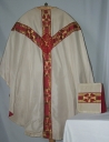 Ornement blanc 3 : chasuble, bourse du corporal, manipule