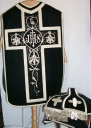 Ornement noir 2 : chasuble, étole, manipule, voile de calice