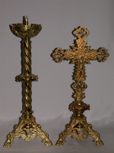Garniture d'autel 4 : croix d'autel, 2 chandeliers d'autel