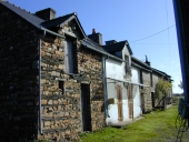Alignement de cinq maisons et fermes, le Frèche (Renac)