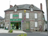 Maison à boutique, 26 place François Duine (Guipel)