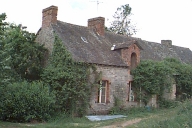 Alignement de maisons, la Haute Rivière (Livré-sur-Changeon)