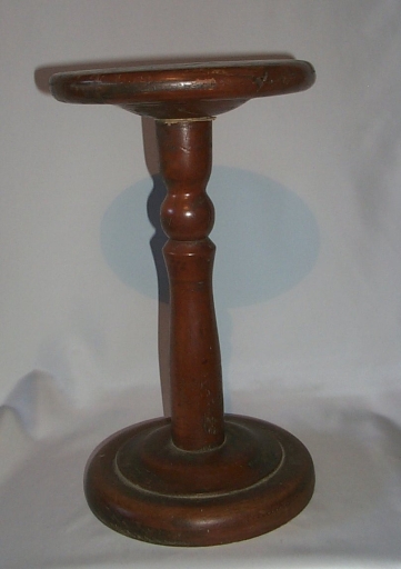 Ensemble de 18 tabourets d'église