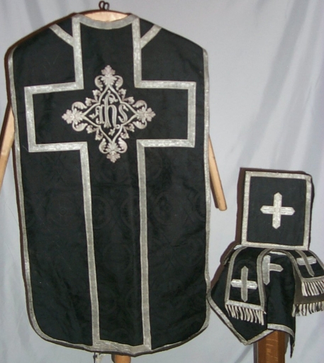 Ornement noir 5 : chasuble, bourse de corporal, étole, manipule, voile de calice