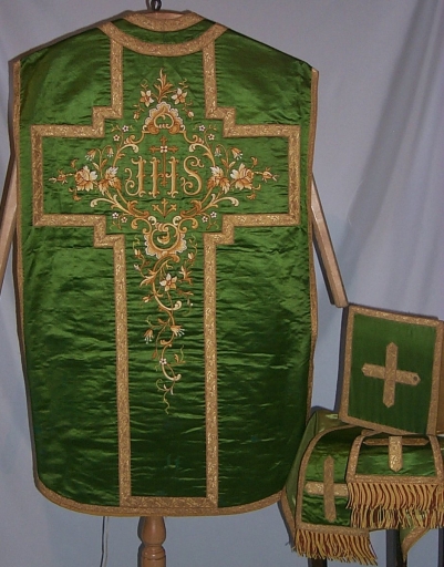 Ornement vert 1 : chasuble, étole, manipule, voile du calice