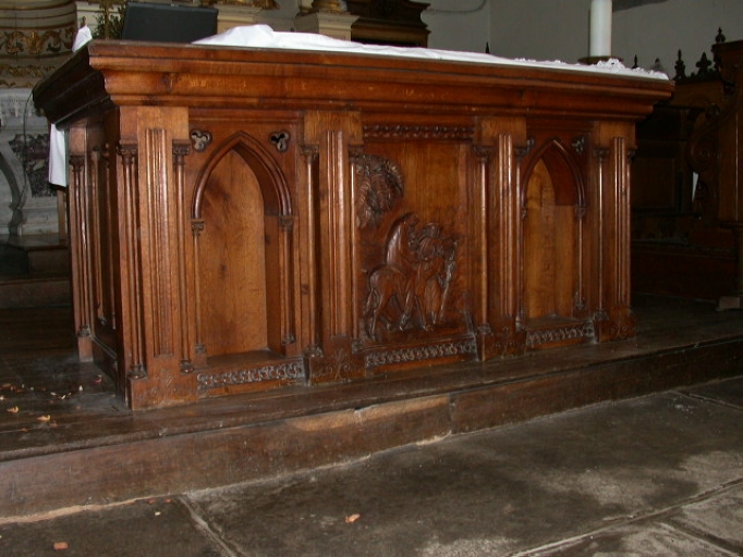 Autel face aux fidèles