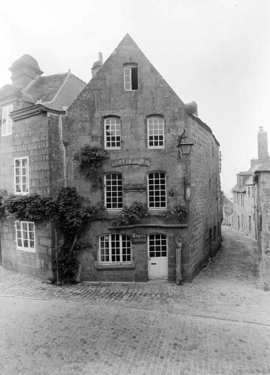 Maison, place de l'Eglise et rue des Charrettes (Locronan)