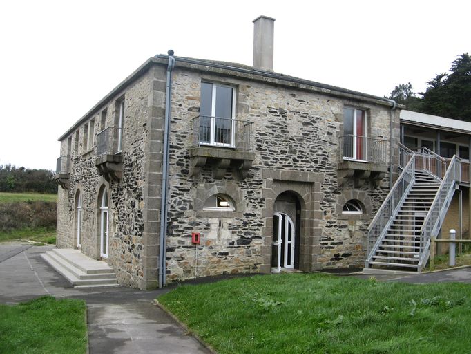 Corps de garde dit fort de Postolonnec, actuellement centre de vacances (Crozon)
