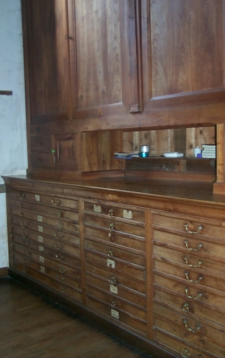 Ensemble des meubles de sacristie : chasublier, 13 armoires, armoire à bannières