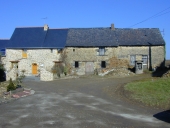 Les maisons et fermes en alignement sur la commune de Domalain