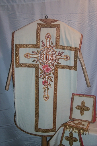 Ornement blanc 5 : chasuble, manipule, bourse de corporal, étole, voile de calice (Maure-de-Bretagne fusionnée en Val d'Anast en 2017)