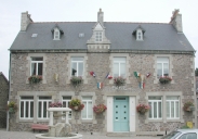 Mairie, postes, écoles, lavoirs et puits sur la commune de Plouézec