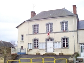 Les mairies, écoles, presbytères, monuments aux morts et lavoirs sur la commune de Mernel