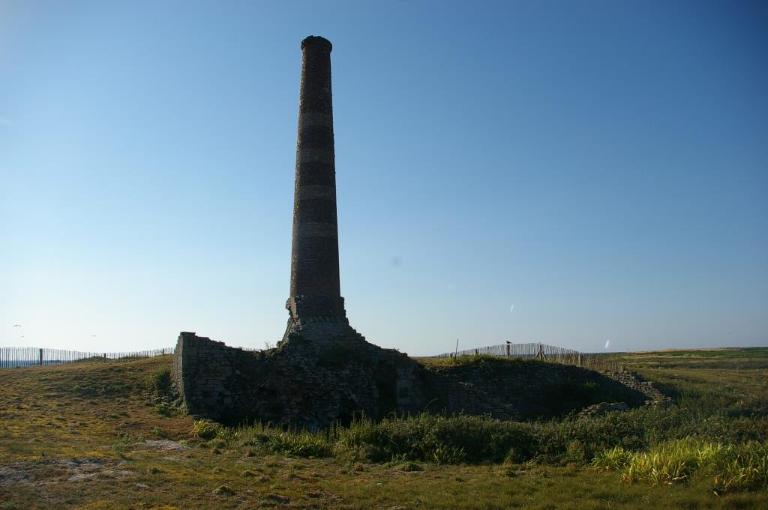 Cheminée et fours à brûlage de varech sur l'île du Loc'h (Archipel des Glénan)