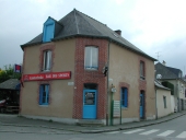 Maison à boutique, 1 place de l'Eglise (Brécé)