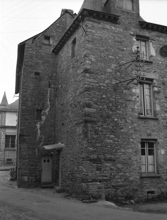 Les maisons et fermes de la commune de Bourg-des-Comptes