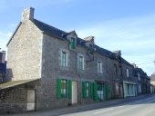 Alignement de deux magasins, rue Châteaubriand (Meillac)