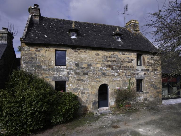 Ancienne ferme de Pen ar Pont, rue Emile Salaün (Hôpital-Camfrout)