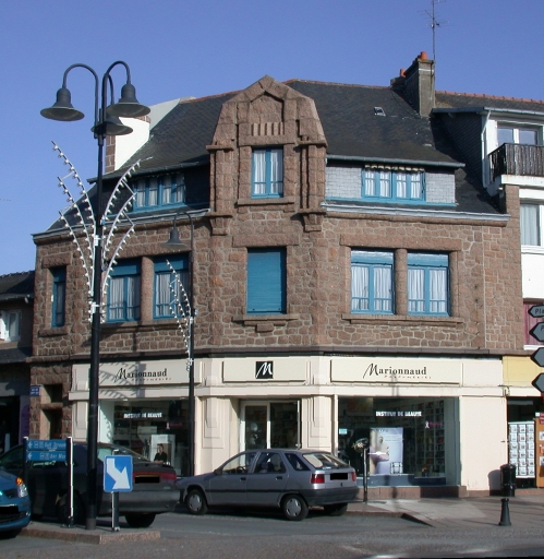 Immeuble à logements avec partie commerciale, 2 rue des Sept-Iles (Perros-Guirec)